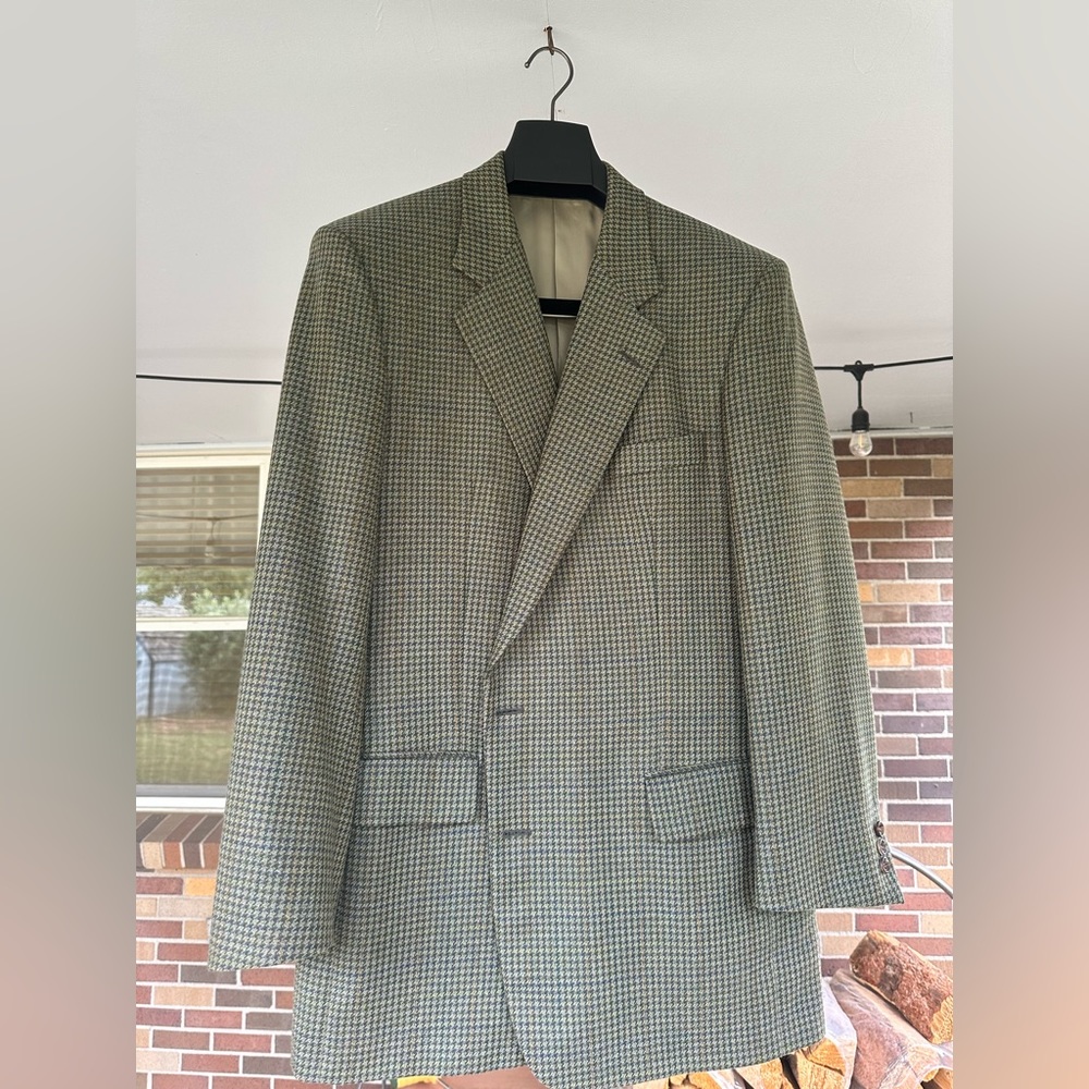 Samuelsohn 44L Blazer
green and sage houndstooth with a navy windowpane